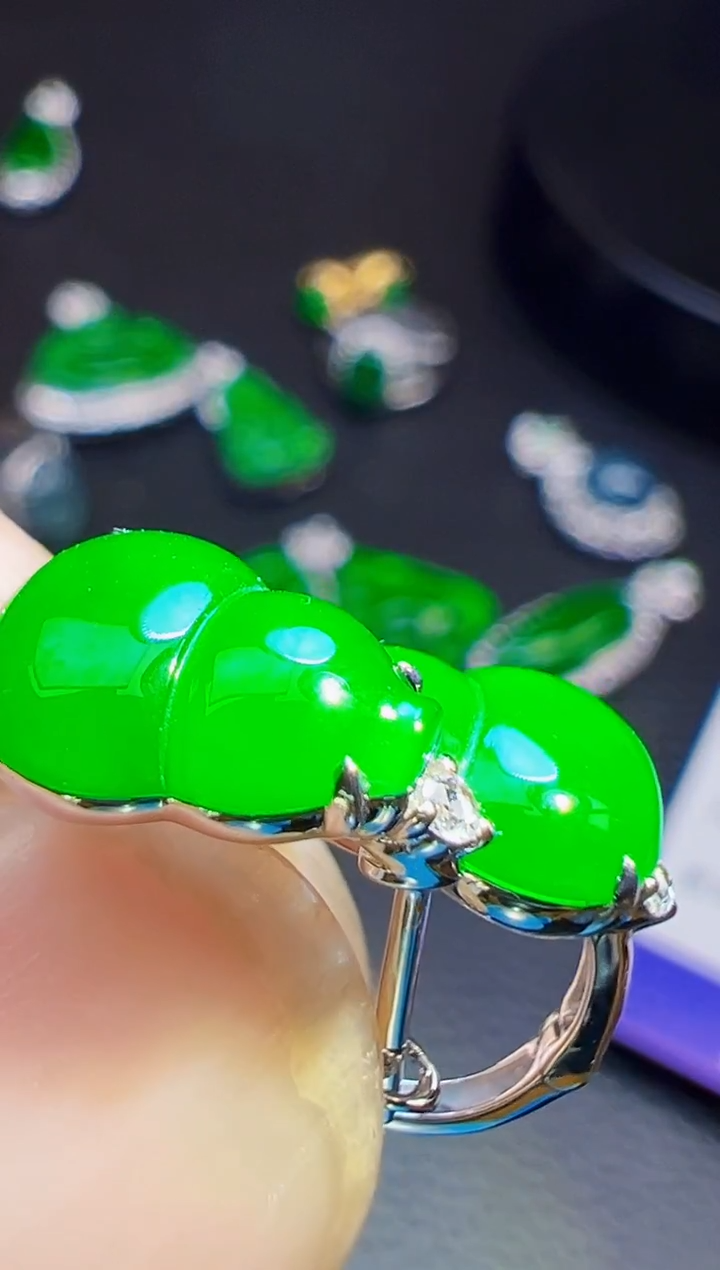 18K金镶嵌翡翠耳饰看**雨翡翠