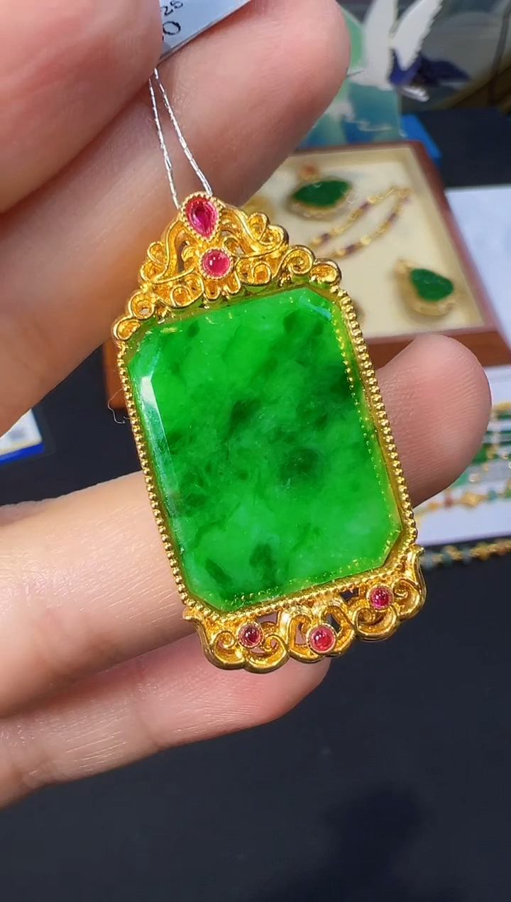 翡翠18K金镶嵌颈饰吊坠