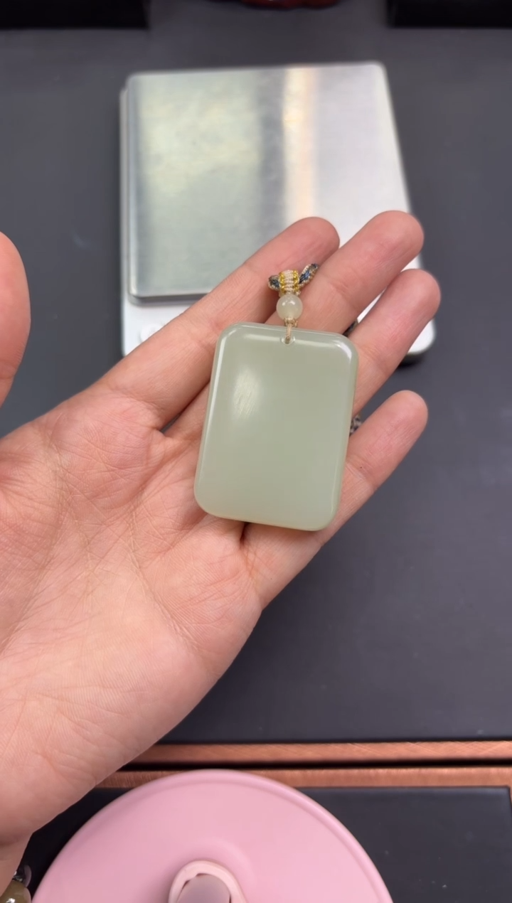 【闪购商品】和田玉吊坠(赠链)未镶嵌且末微色差迪克兰吊坠
