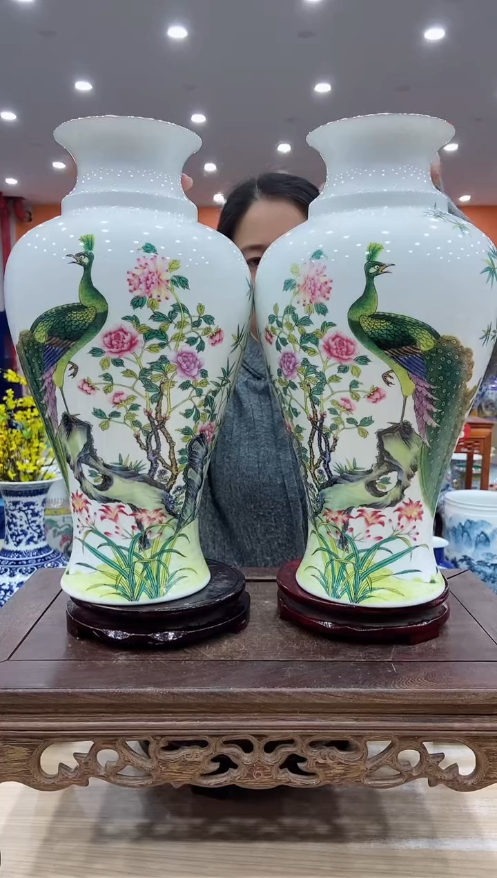 【闪购商品】摆件景德镇陶瓷摆件 沈岩《孔雀》鱼尾瓶