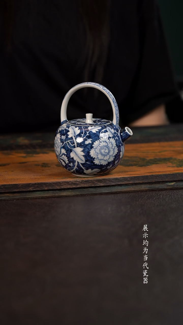 子润窑蓝地牡丹提梁壶