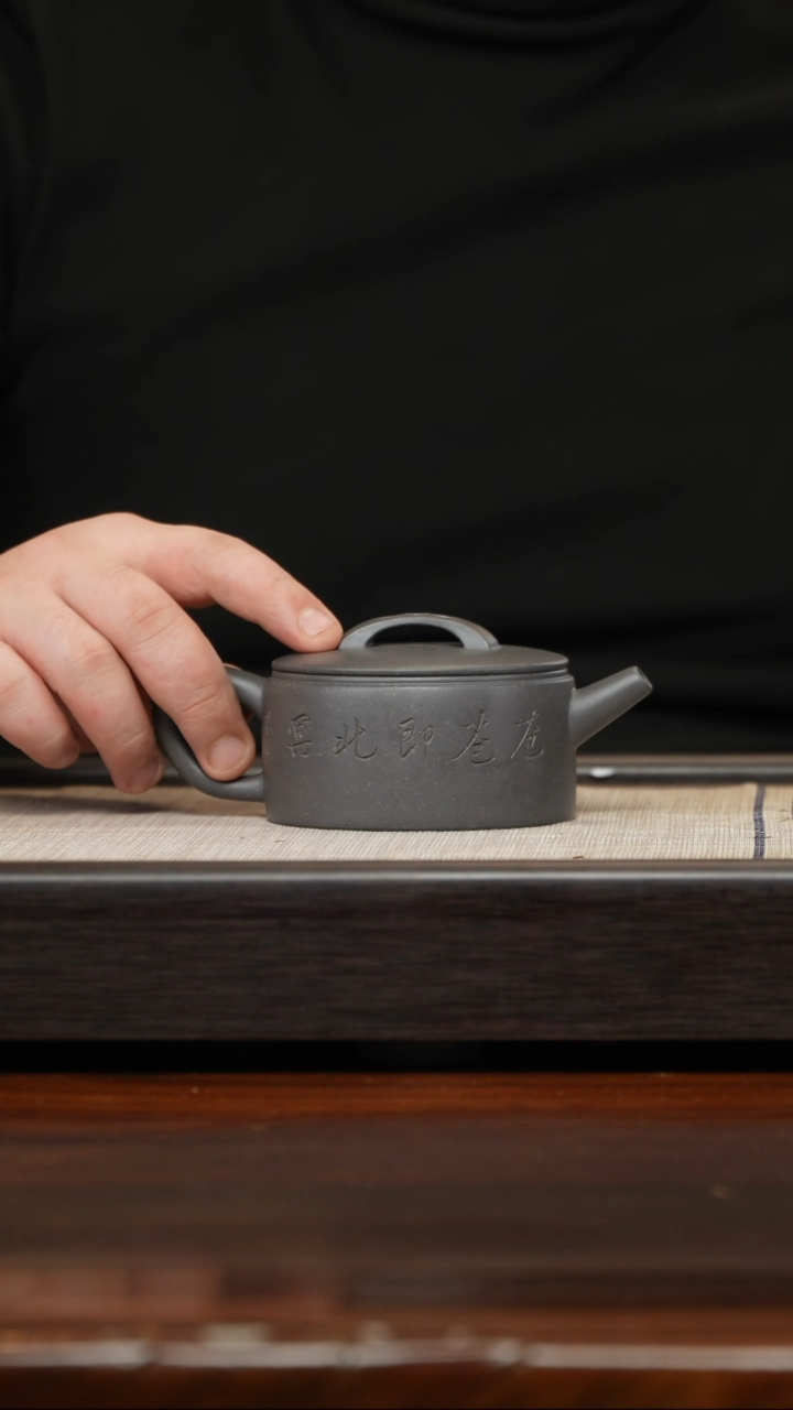 【闪购商品】紫砂茶壶天青汉瓦刻绘玄武