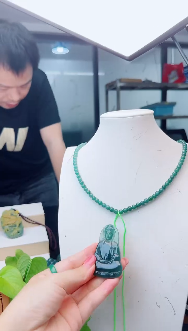 翡翠未镶嵌颈饰多样性发货其中一件