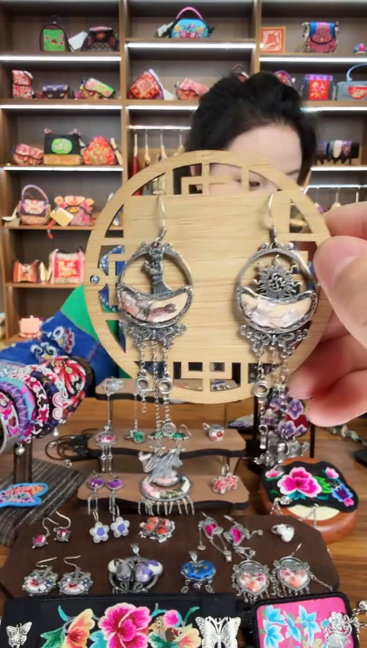 【闪购商品】织绣22蒙阿苏苗绣传承