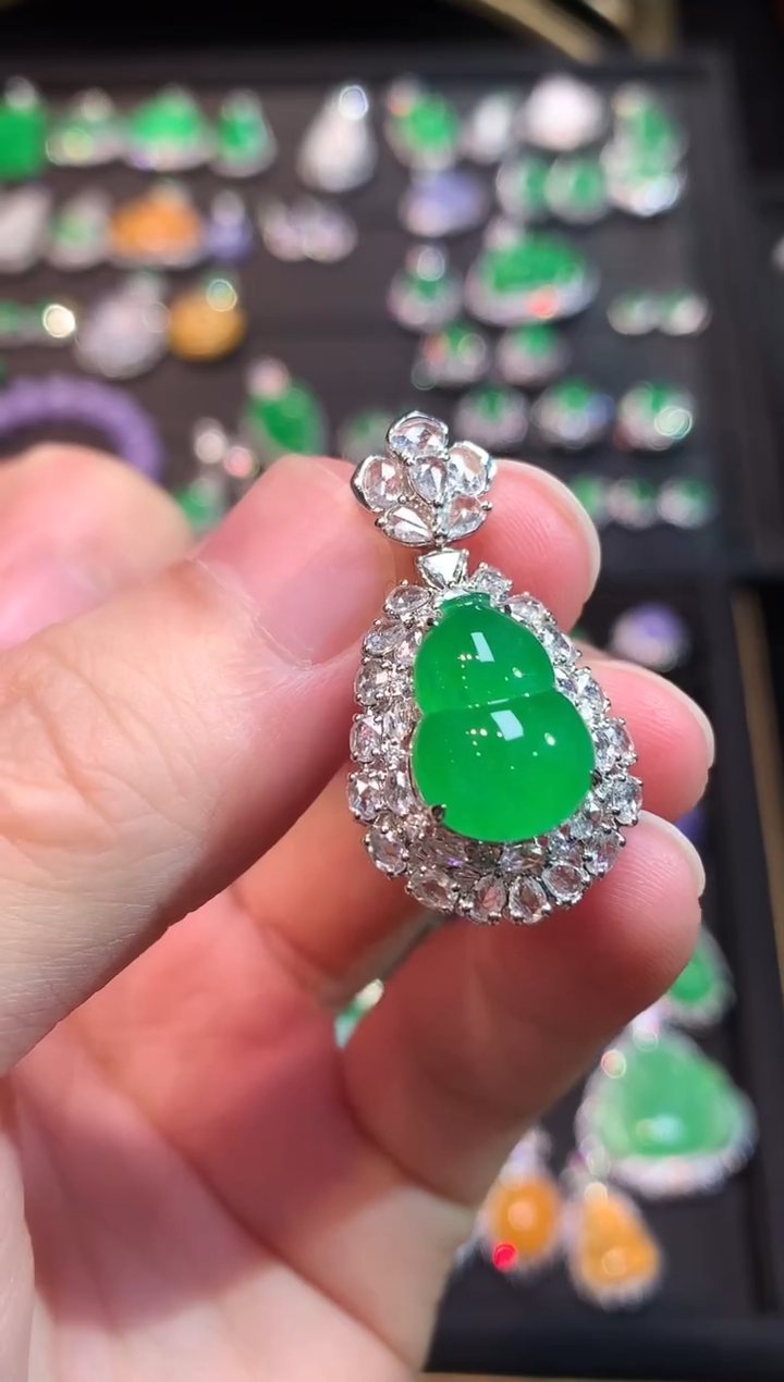 吊坠(赠链)18K金镶嵌翡翠高冰正阳满绿葫芦吊坠