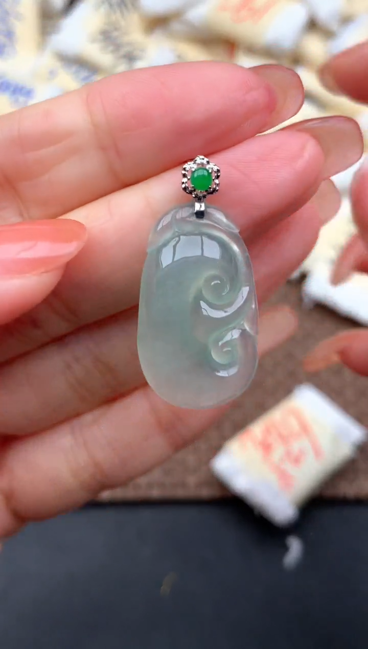 18K金镶嵌挂件翡翠一