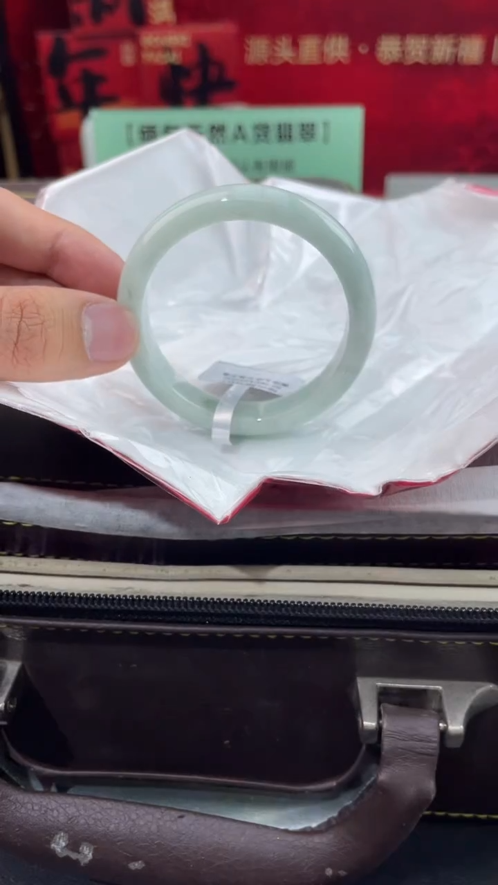 【闪购商品】翡翠手镯未镶嵌1翡翠手镯（微瑕）
