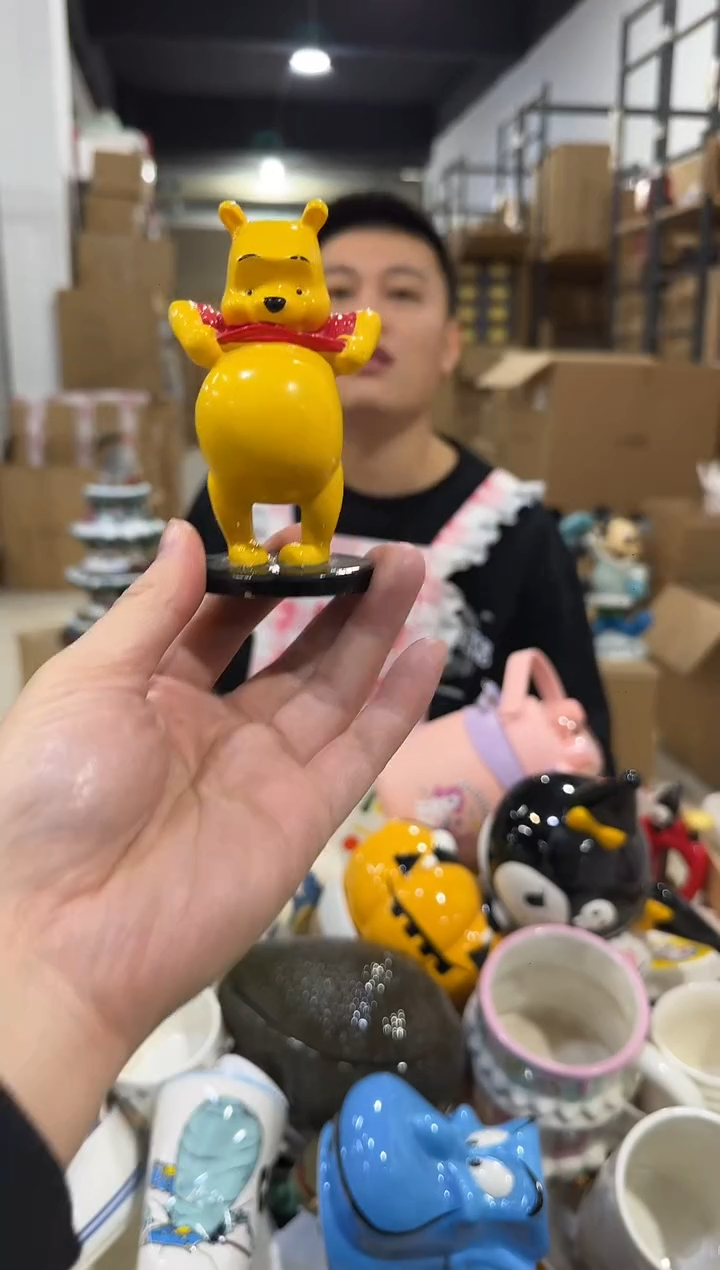 瓷片树脂维尼露肚皮摆件