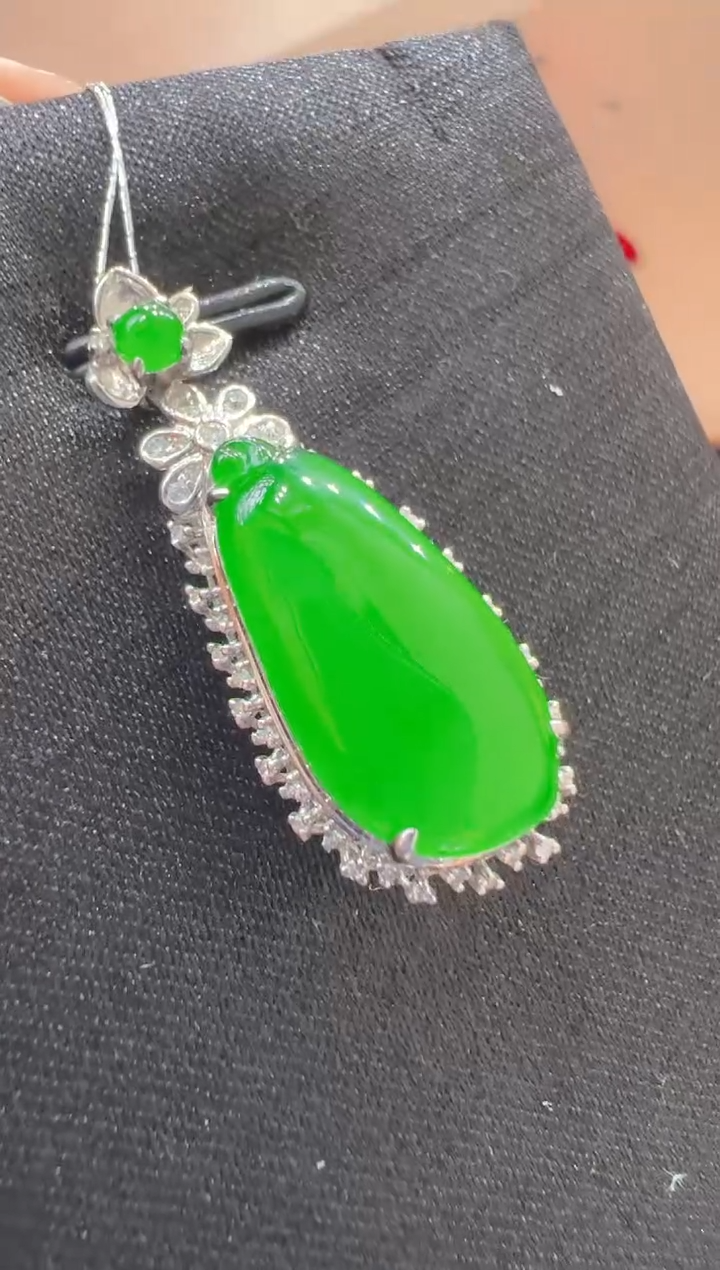 【闪购商品】翡翠吊坠(不含链)18K金镶嵌            