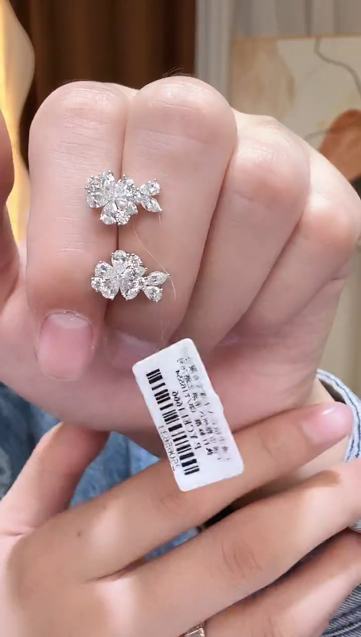 18K金镶嵌实验室培育钻石耳饰小鱼耳钉