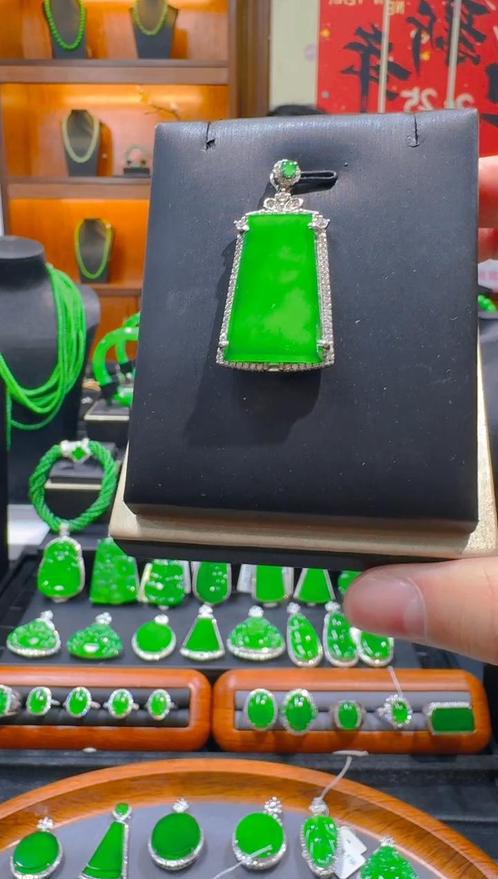 【闪购商品】翡翠吊坠(赠链)银S925镶嵌天然A货翡翠