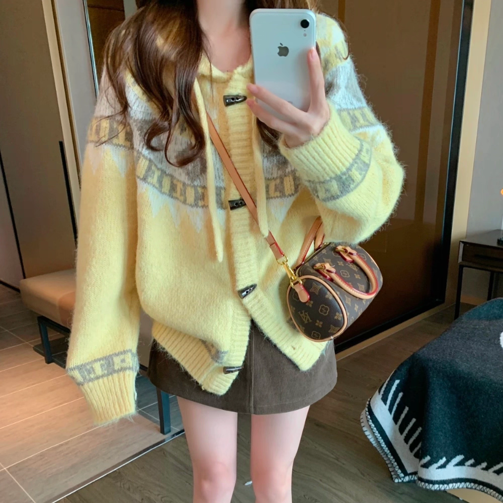黄色毛衣女秋冬季加厚连帽外套2025新款复古牛角扣针织开衫