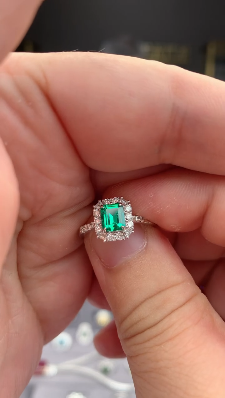 【闪购商品】祖母绿戒指18K金镶嵌唐塔祖母绿戒指