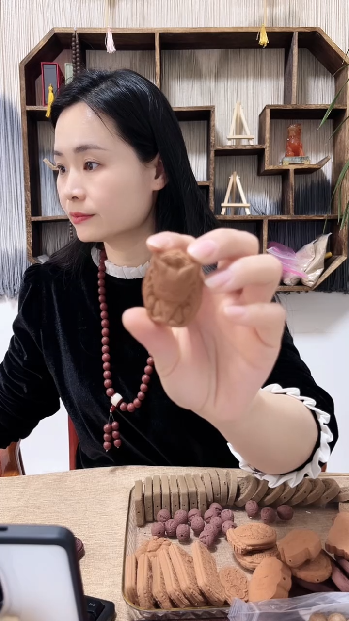 【闪购商品】泥塑龙涎小狐狸牌子