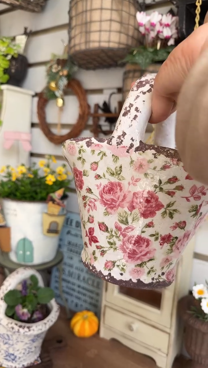 红色玫瑰提篮花盆