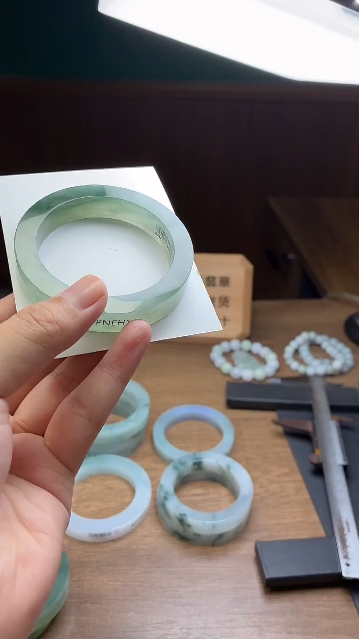 未镶嵌手镯定制翡翠乌****司定制