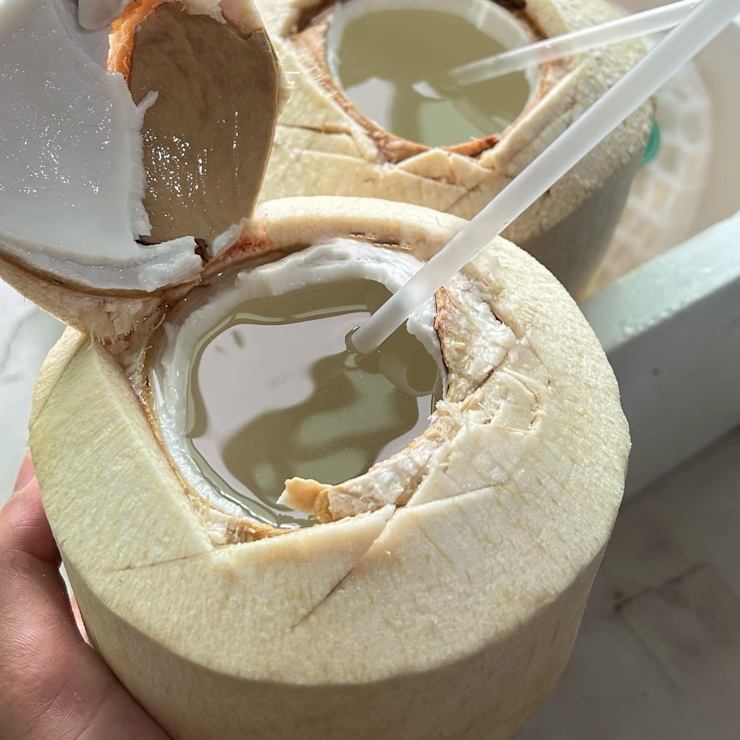 泰国进口香水椰青新鲜椰子椰汁清甜原箱9个装大果（送开椰器+吸管）