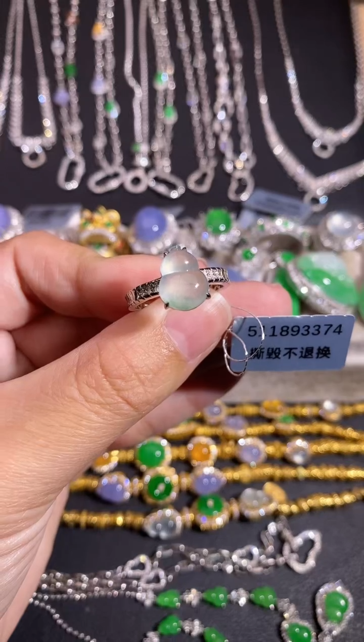 颈饰18K金镶嵌翡翠戒指