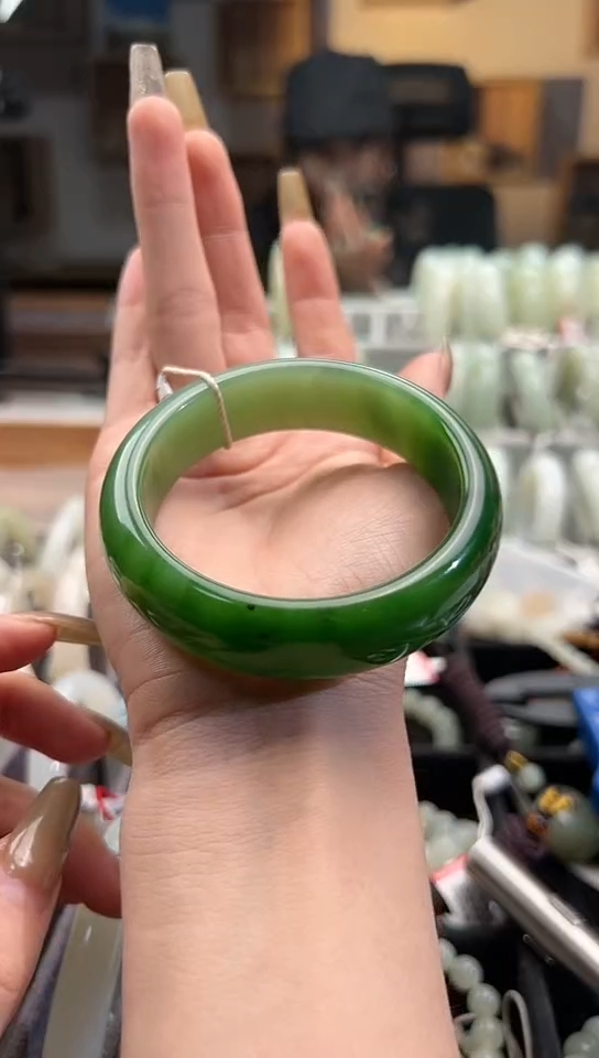 【闪购商品】和田玉手镯未镶嵌俄料碧玉手镯56+/74.1克