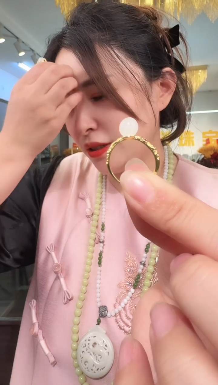 颈饰未镶嵌和田玉戒指