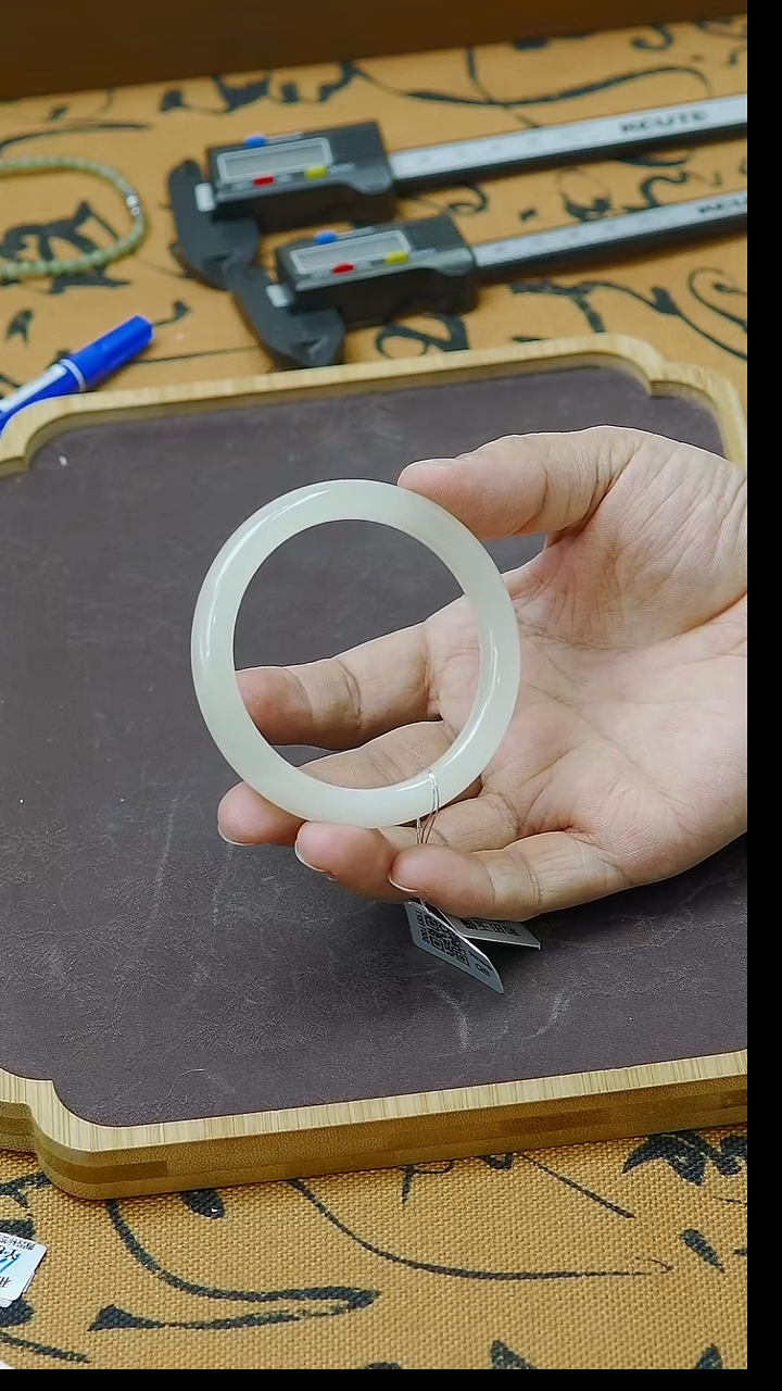 未镶嵌手镯和田玉55圈口 白玉正圈手镯