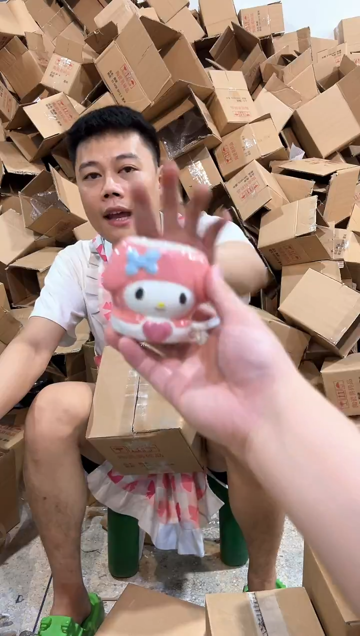 瓷片美乐蒂抱爱心一口杯 微瑕