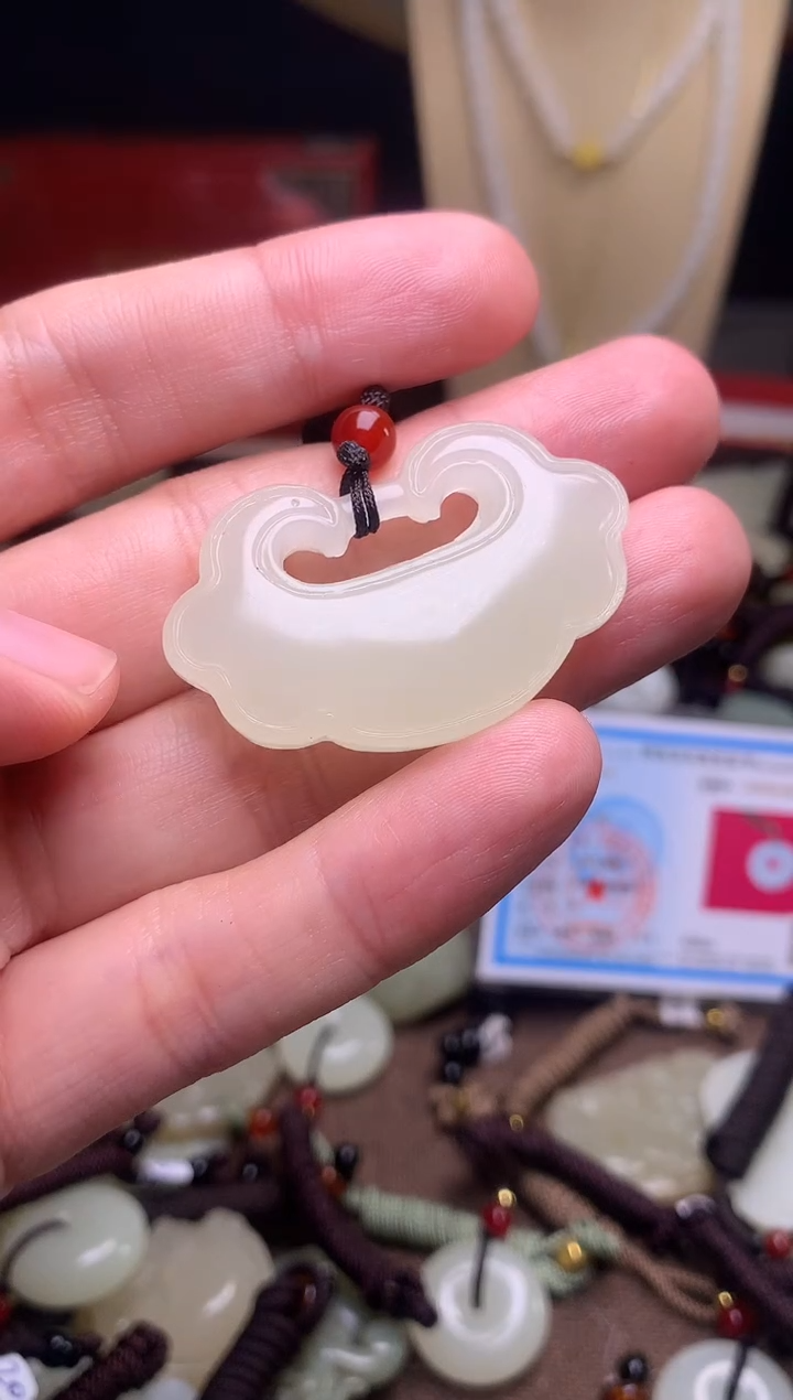 玉新疆料青海料清水吊坠