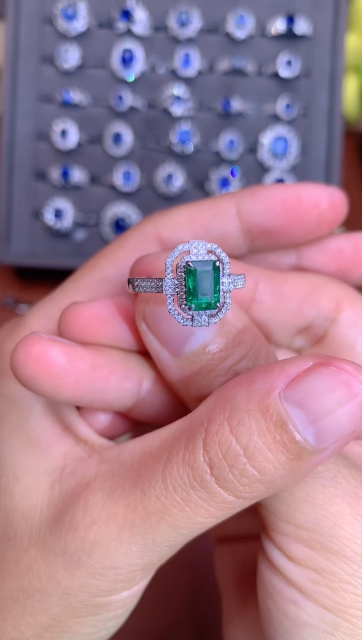 【闪购商品】祖母绿戒指18K金镶嵌1.3CT