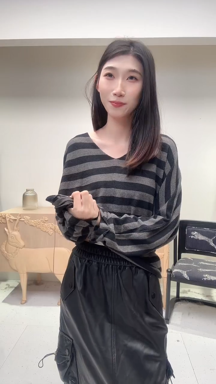 灰黑格纹V领慵懒羊毛上衣