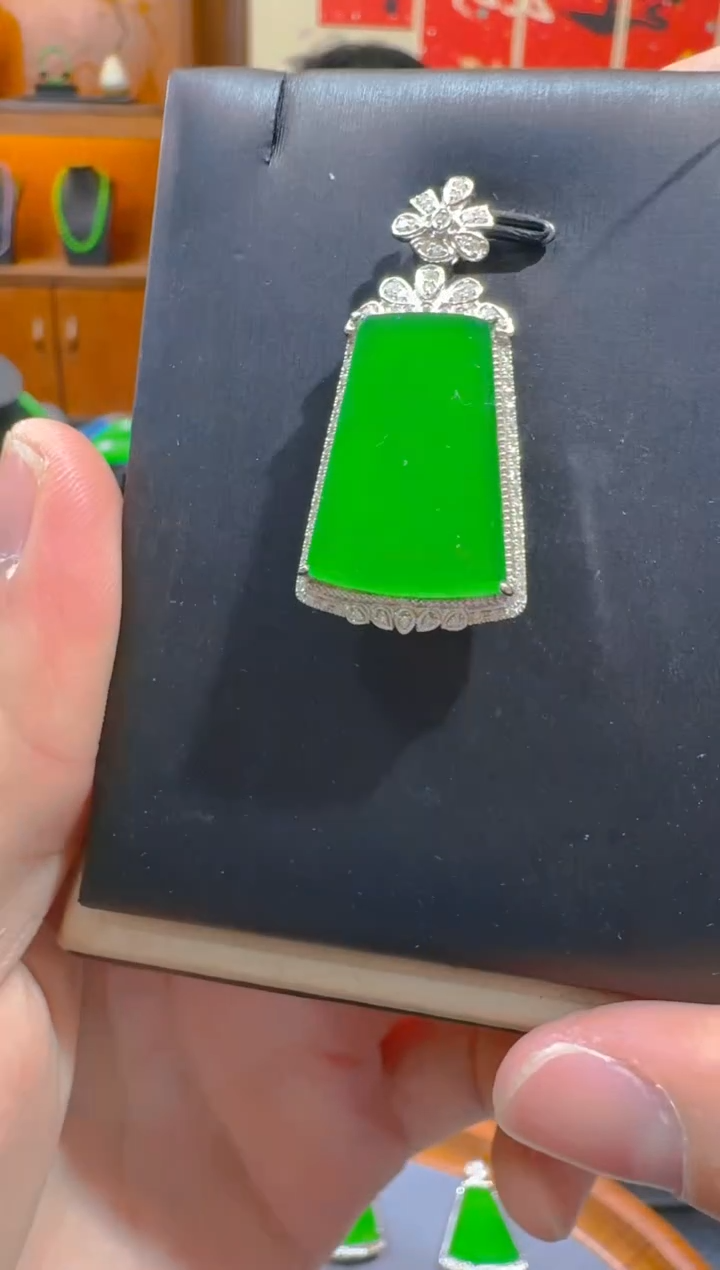 翡翠18K金镶嵌吊坠(赠链)天然a货翡翠
