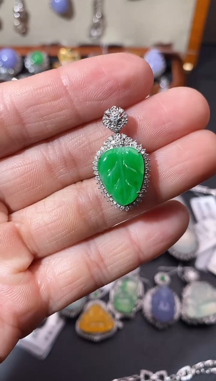 【闪购商品】翡翠吊坠(不含链)18K金镶嵌吊坠