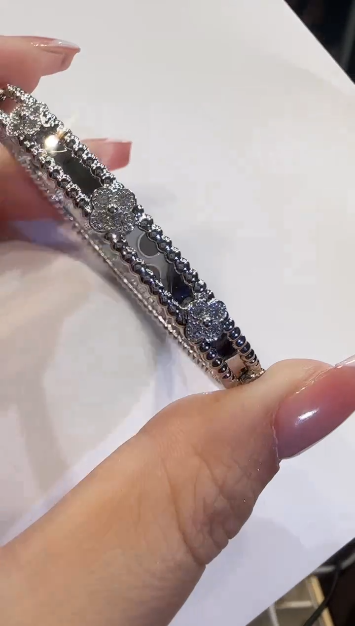 手镯18K金镶嵌钻石16#K白窄万花筒