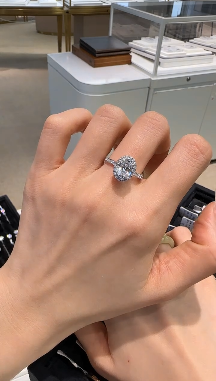 【闪购商品】实验室培育钻石18K金镶嵌椭圆1.17ct12圈