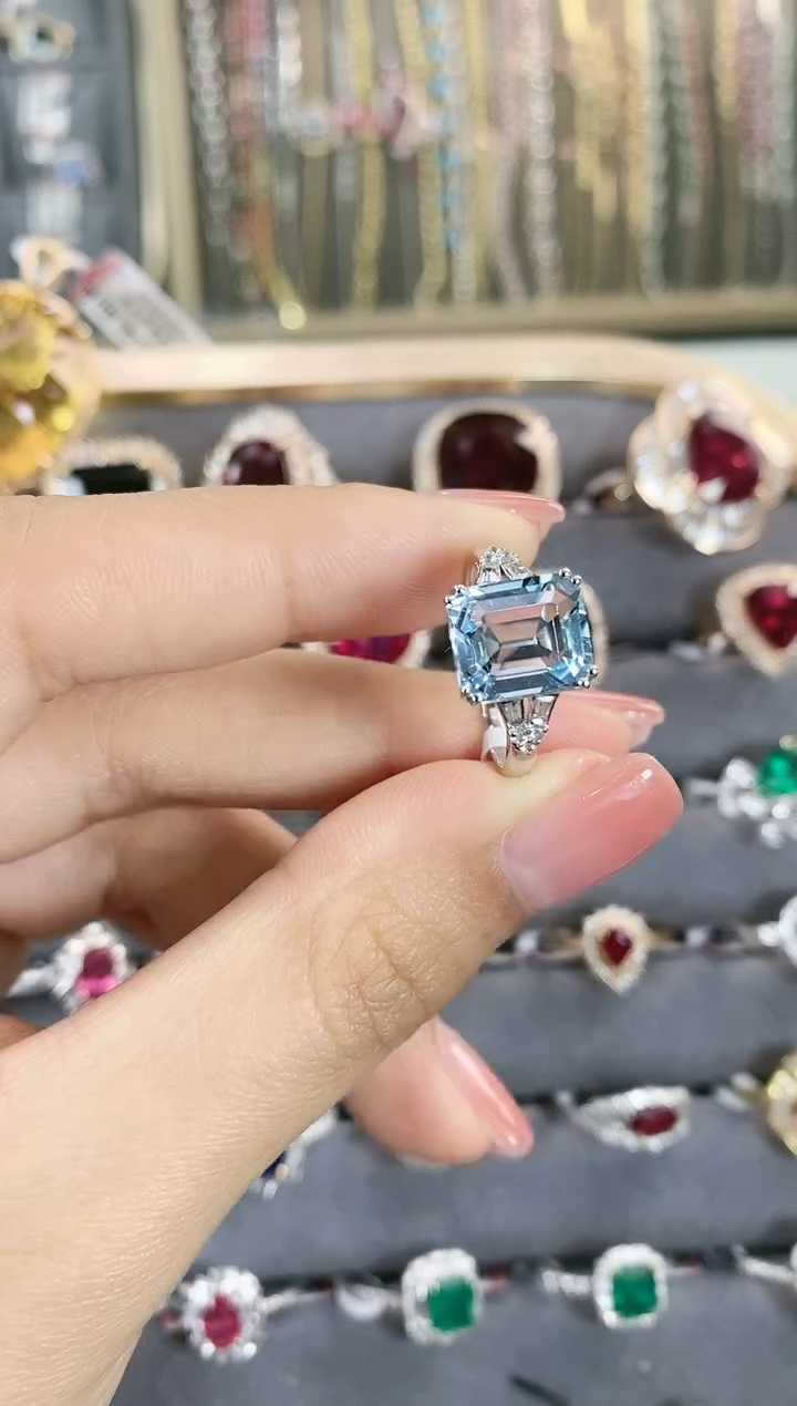 【闪购商品】海蓝宝石戒指18K金镶嵌....