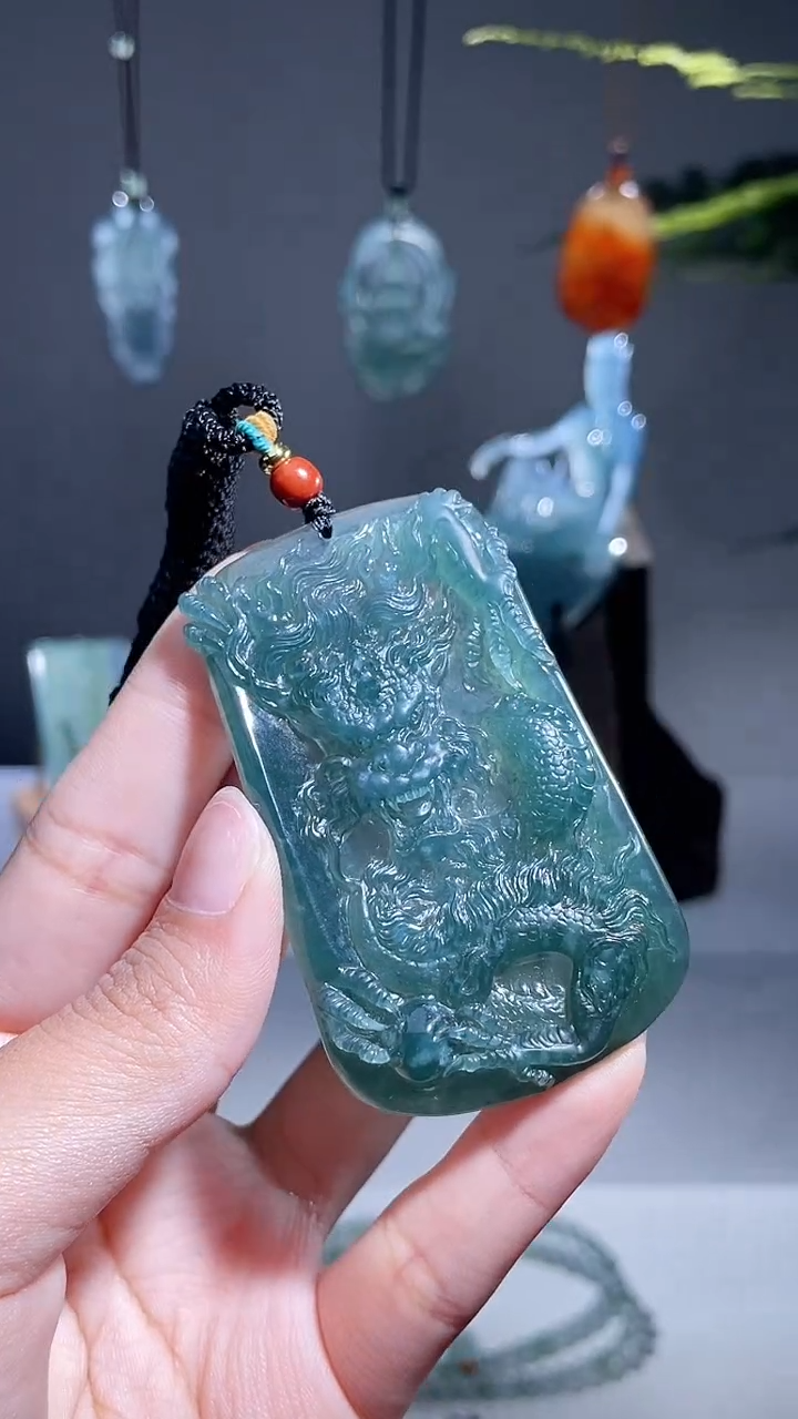 颈饰未镶嵌翡翠龙牌