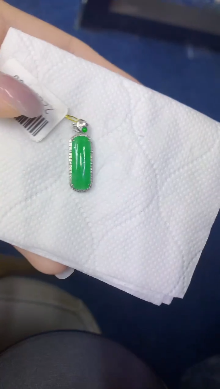 颈饰18K金镶嵌翡翠缅甸天然翡翠A货