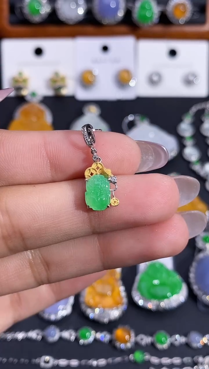 【闪购商品】翡翠颈饰18K金镶嵌吊坠