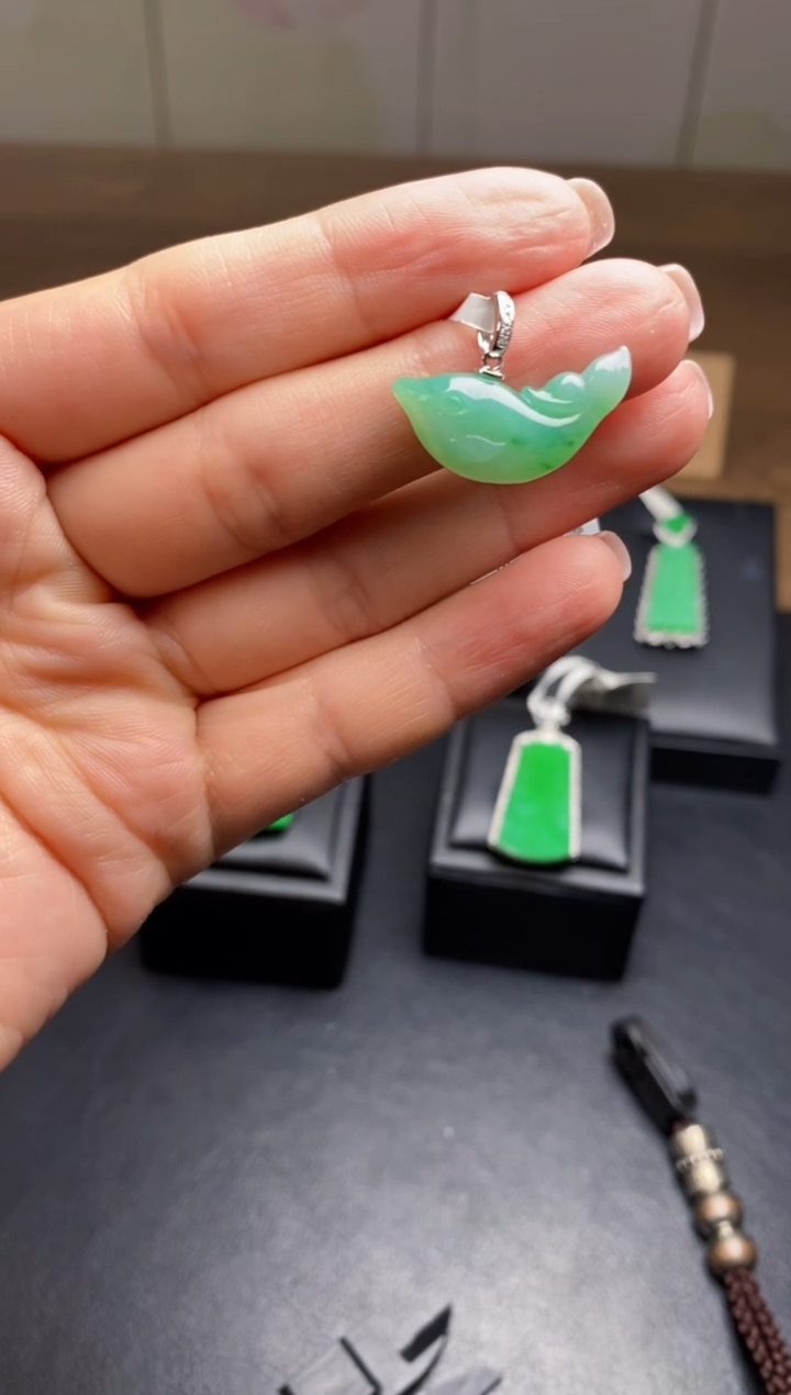 【闪购商品】翡翠颈饰18K金镶嵌翡翠