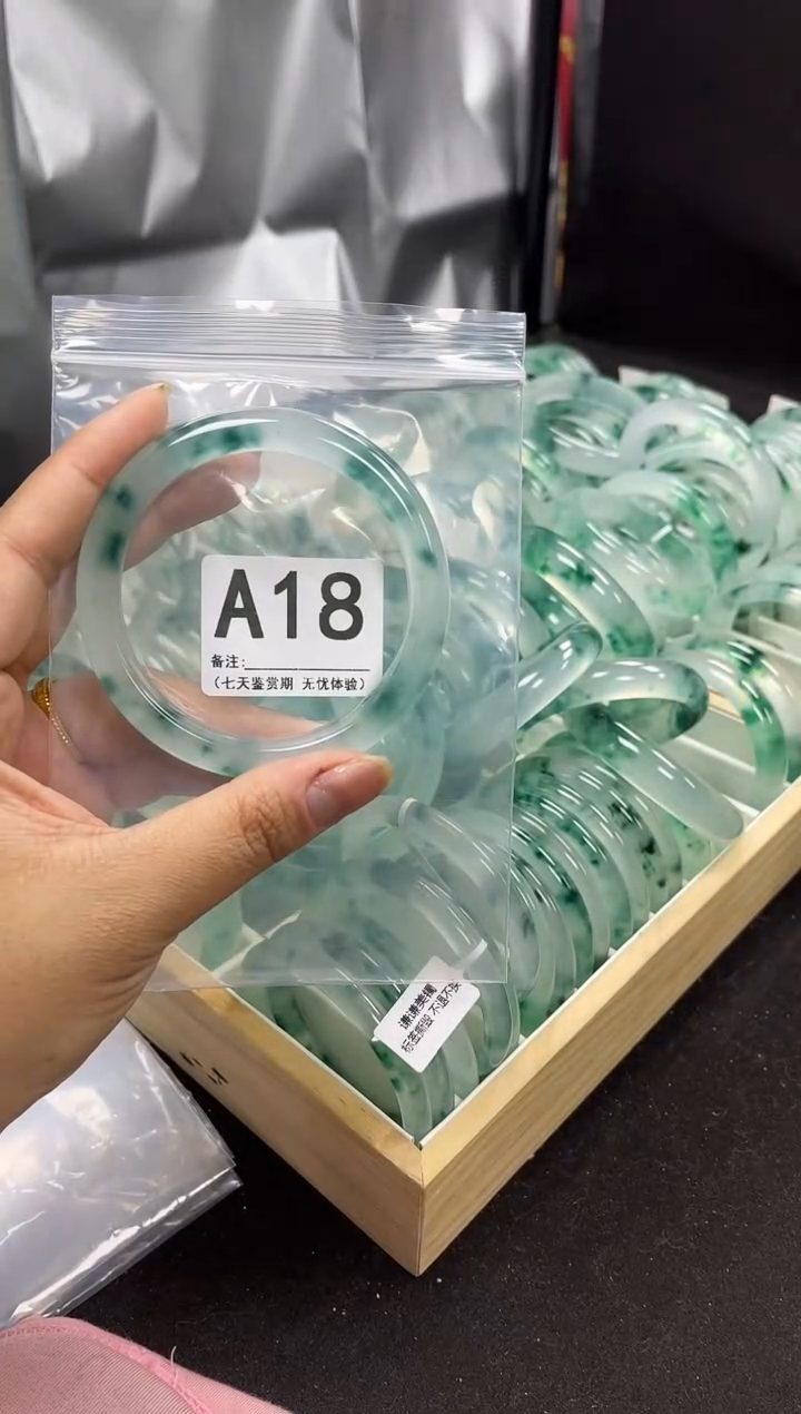 【闪购商品】石英岩玉手镯未镶嵌A18