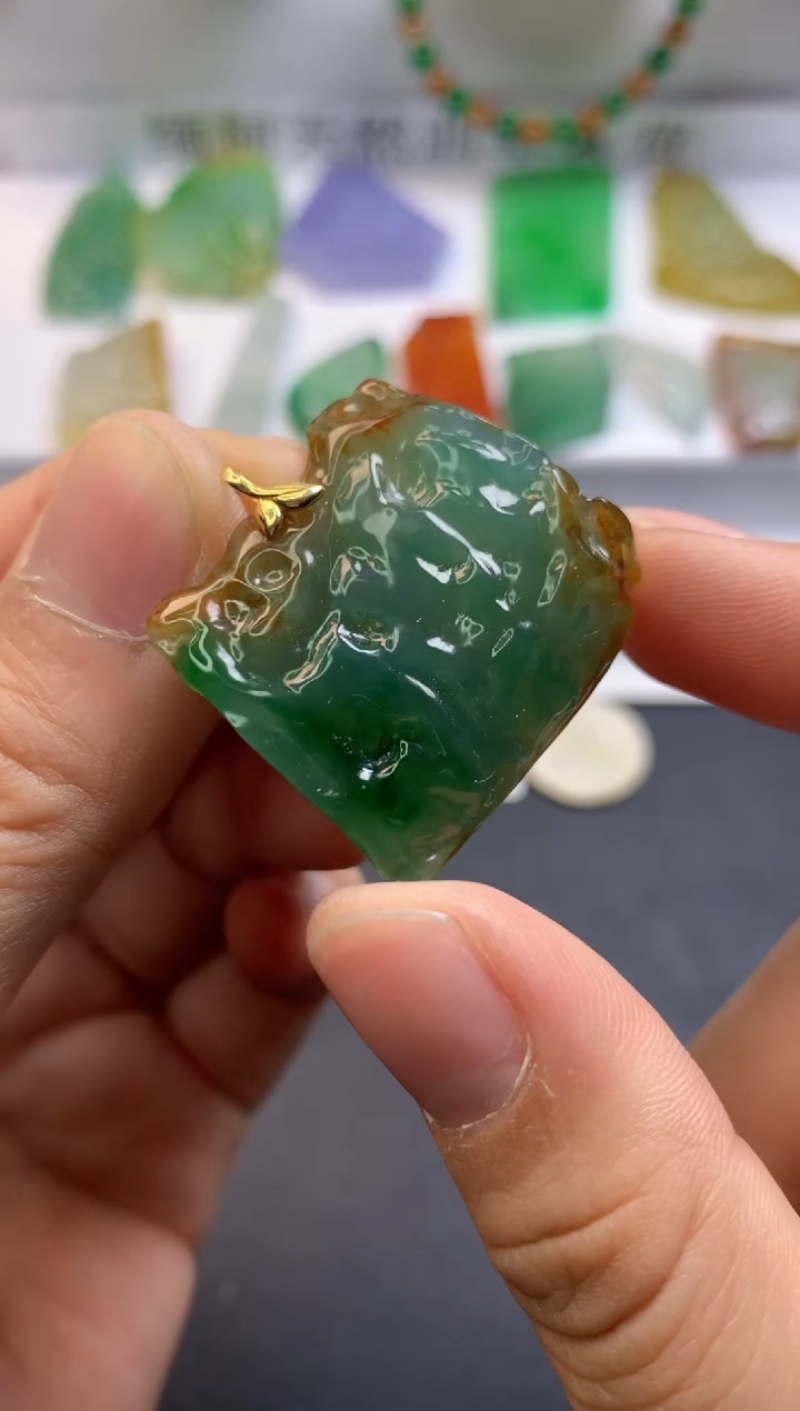 颈饰未镶嵌翡翠  