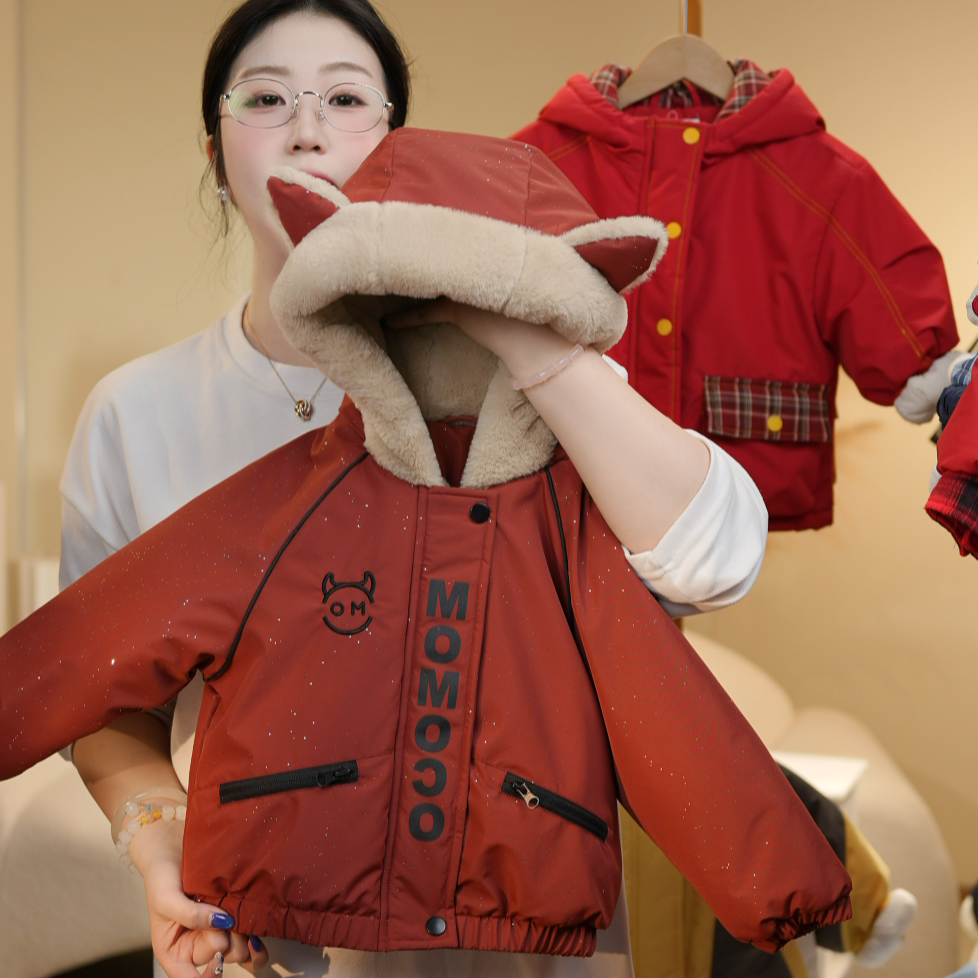 MOMOCO冬季新款男童潮流纯色贴标红色连帽棉服外套77430138062
