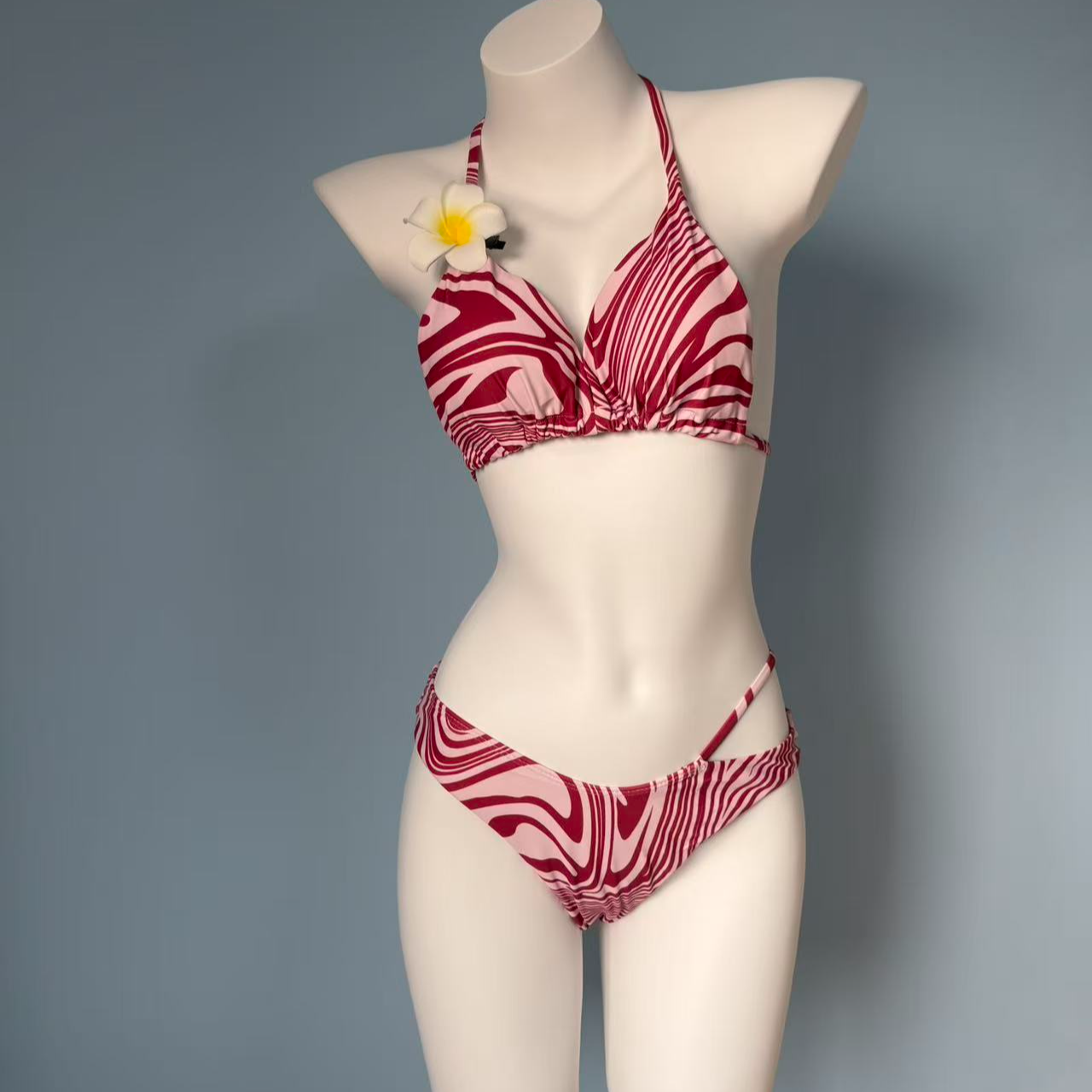 系带挂脖性感比基尼泳衣适合女性温泉游泳度假