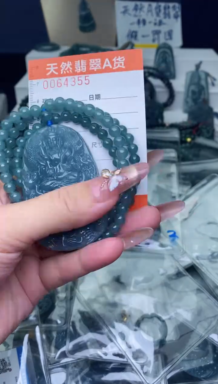 翡翠未镶嵌颈饰           