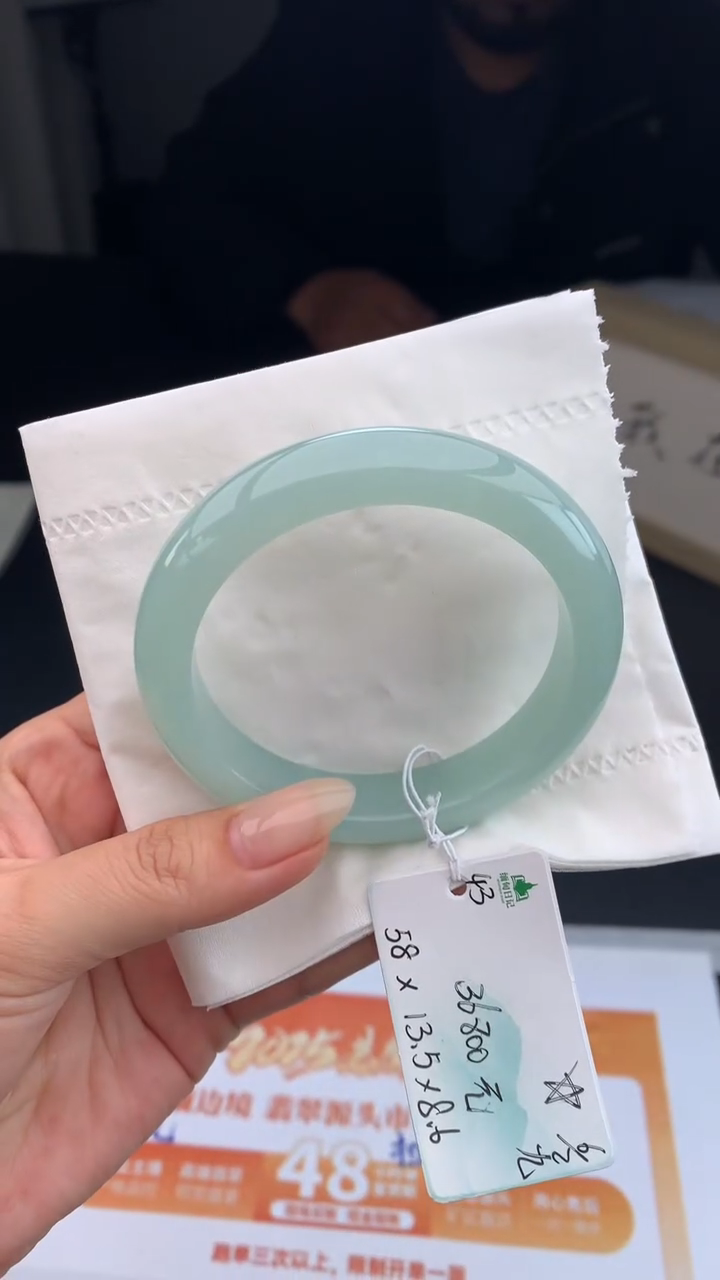 【闪购商品】翡翠手镯未镶嵌 #情人节#送礼，下单联系客服核对地址~