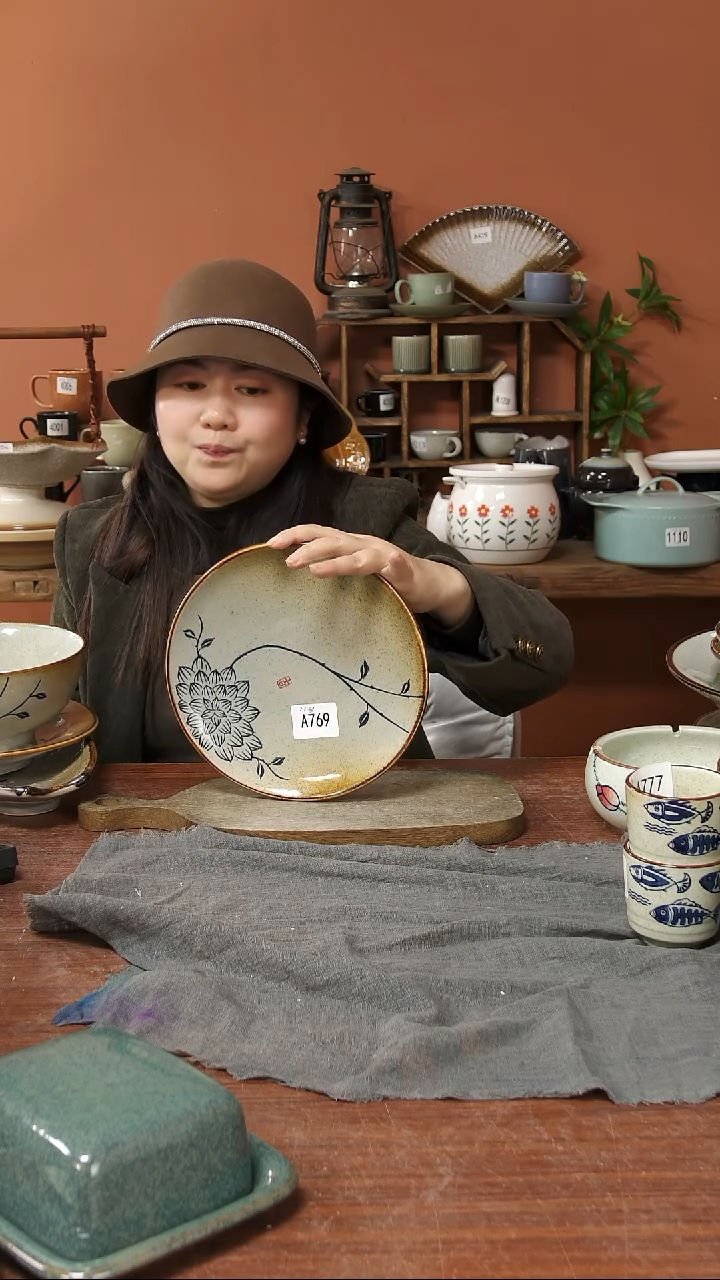 陶瓷A769 一只手绘蓝莲花圆盘23*3微瑕