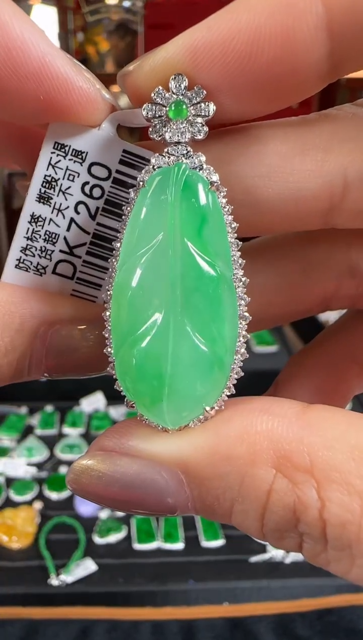 翡翠18K金镶嵌颈饰DK7260冰绿叶子