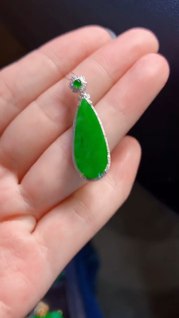 颈饰18K金镶嵌翡翠水滴