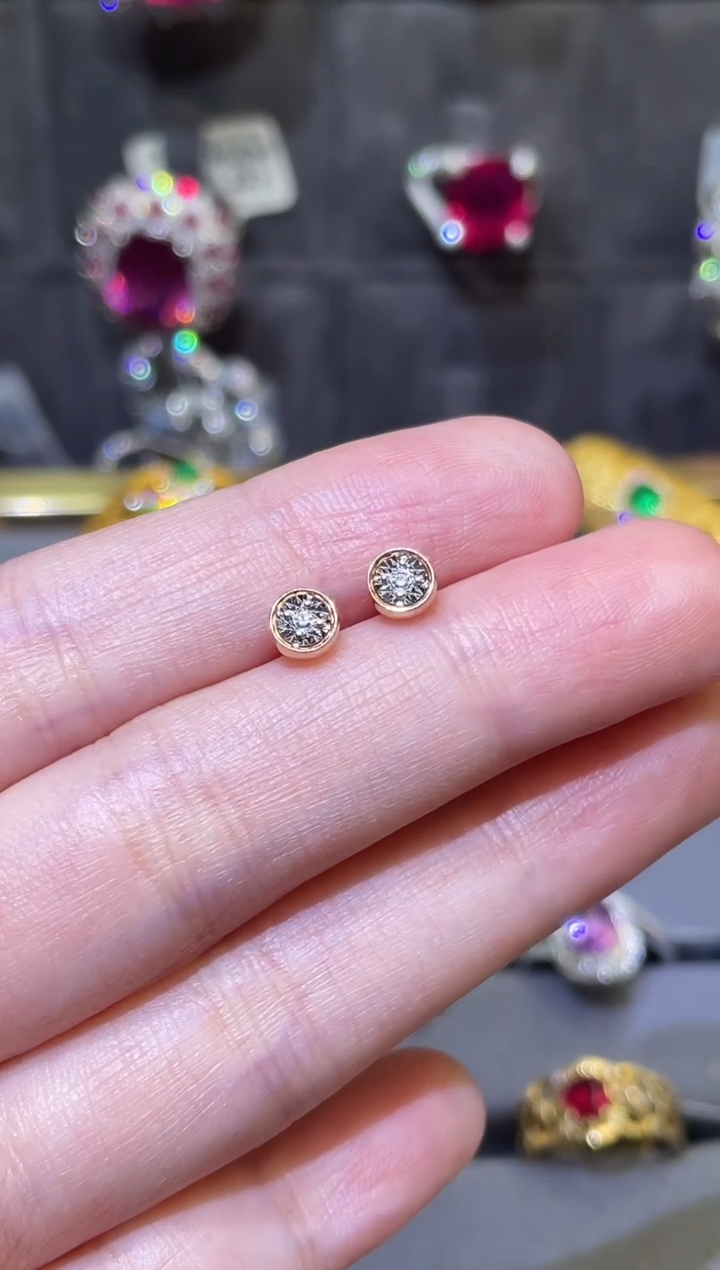 【闪购商品】钻石耳钉18K金镶嵌0.02ct