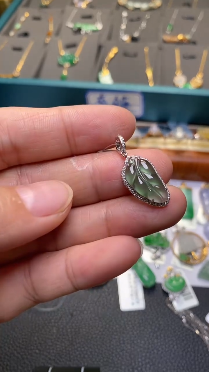 颈饰18K金镶嵌翡翠净货35059