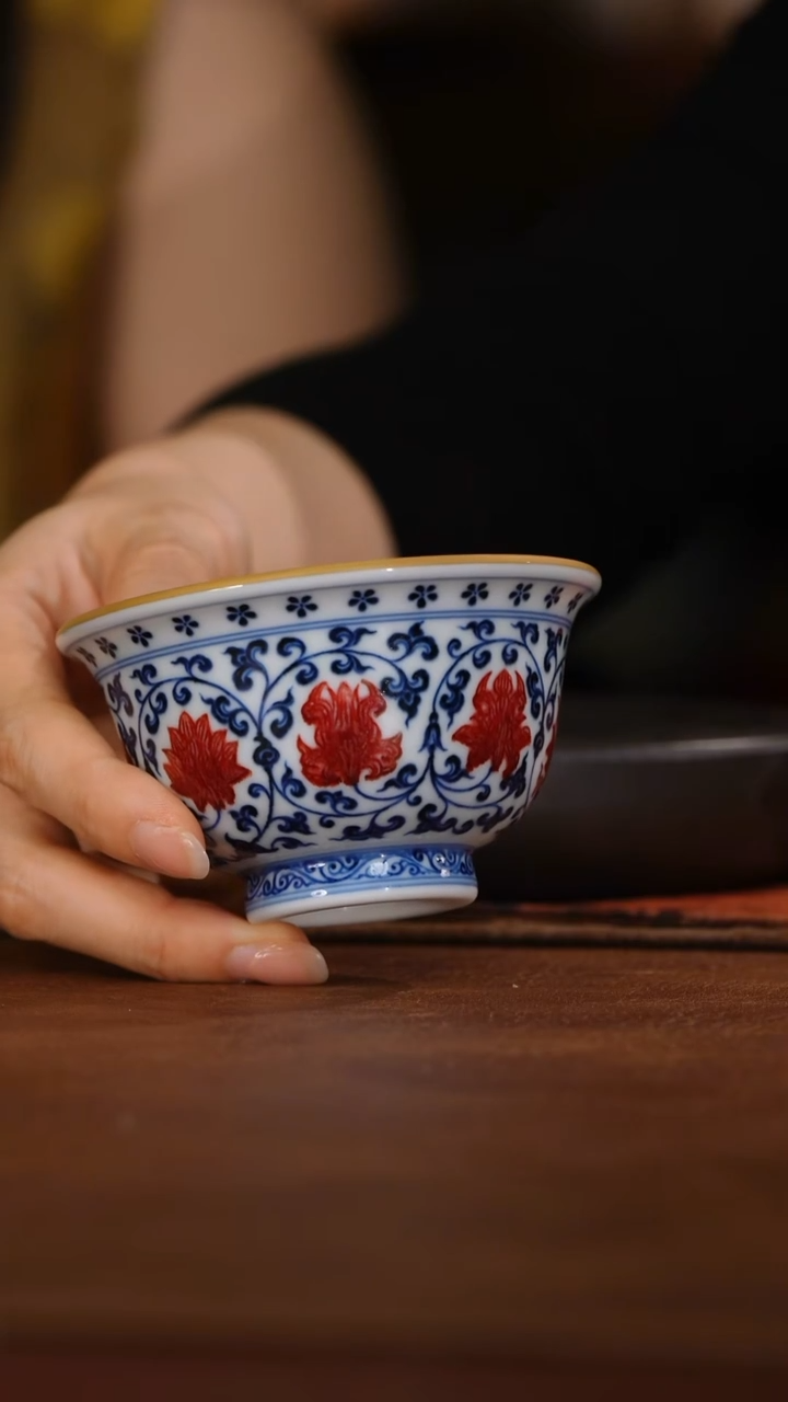 月亮推荐屹朴堂@@描金内绘青花釉里红压手杯（狮）